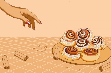 Rysunek przedstawia talerz na stole. Na talerzu znajduje się sześć cynamonowych zawijasów. Z prawej strony znajduje się kobieca dloń sięgająca po zawijasy. Na stole i talerzu rozsypane są okruchy i pałeczki cynamonu.