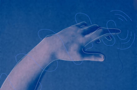 Ilustracja w monochromatycznych odcieniach niebieskiego przedstawia dłoń, której palec dotyka powieszchni wody zostawiając na niej rozchodzące się kręgi