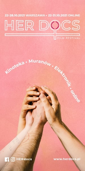 Plakat festiwalu filmowego HER DOCS 2021 - cztery uniesione ręce, których dłonie splatają się ze sobą na różowym tle oraz napis "22-28.10.2021 WARSZAWA - 22-31.10.2021 ONLINE HERD DOCS FILM FESTIVAL Kinoteka Muranów Elektronik Online www.herdocs.pl