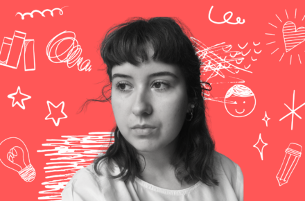 Czarno-białe zdjęcie Anny Maziarskiej na czerwonym tle pokrytym białymi bazgrołami